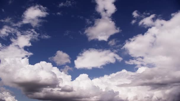 Bulutlar Gökyüzünde Geziniyor Sonsuz Mavi Bir Tuvalin Arkaplanına Huzurlu Bir — Stok video