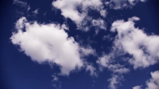 Bulutlar Zarif Bir Şekilde Süzülür Gökyüzü Tuvalinde Sürüklenir Dinginlik Merak — Stok video