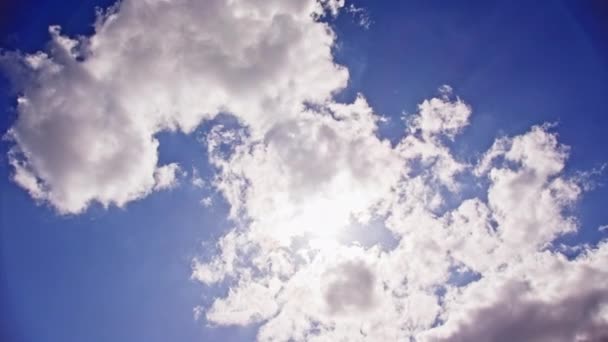 Καθώς Σύννεφα Μετατοπίζονται Χάρη Και Μετατοπίζονται Ήλιος Διαπερνά Κατά Διαστήματα — Αρχείο Βίντεο