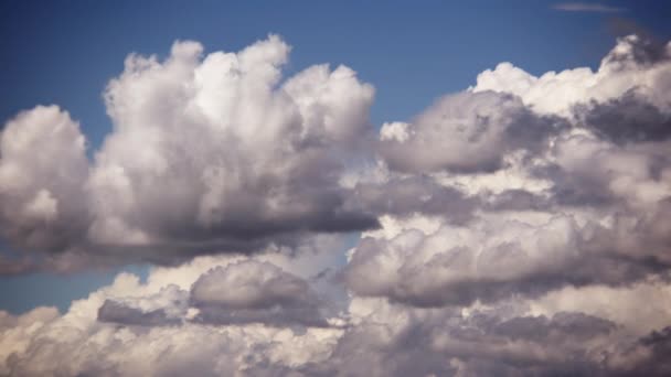 Nuvole Meandro Spostamento Creando Una Scena Pacifica Contro Cielo Blu — Video Stock