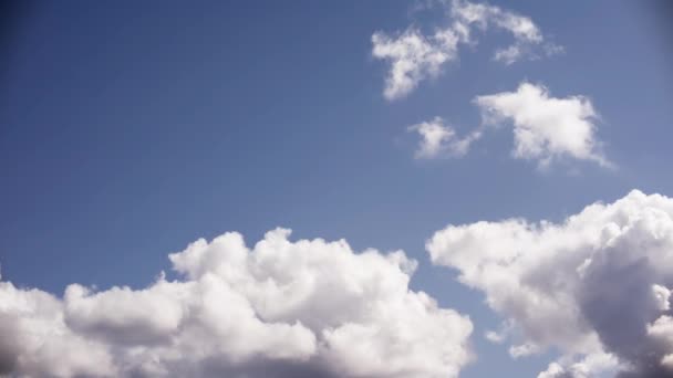 Beyaz Bulutların Büyüleyici Görüntüsü Yavaşça Çerçevenin Sol Tarafına Doğru Kayıyor — Stok video