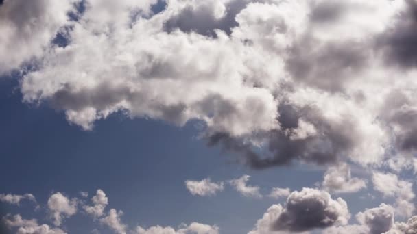 Σύννεφα Χάρη Κινούνται Δημιουργώντας Μια Μαγευτική Σκηνή Στο Φόντο Του — Αρχείο Βίντεο