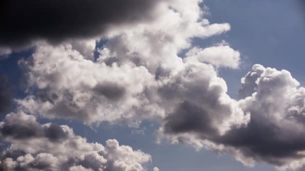 云带着宁静的优雅移动 创造了迷人而平静的视觉体验 — 图库视频影像