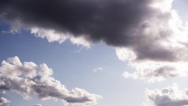 Ήλιος Ακτινοβολεί Μέσα Από Συνεχώς Μεταβαλλόμενα Σύννεφα — Αρχείο Βίντεο