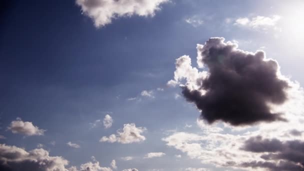 Zon Verlicht Hemel Temidden Van Steeds Veranderende Wolkenformaties — Stockvideo