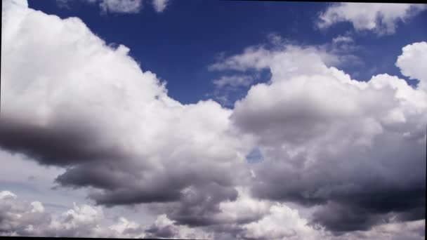 Σύννεφα Χάρη Γλιστρούν Και Μεταμορφώνονται Δημιουργώντας Ένα Δυναμικό Οπτικό Εφέ — Αρχείο Βίντεο