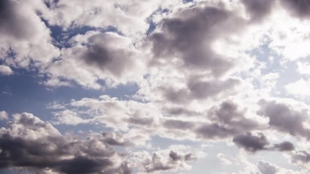 Güneş Işığını Sürekli Değişen Bulut Desenlerinin Arasında Gökyüzüne Saçar — Stok video