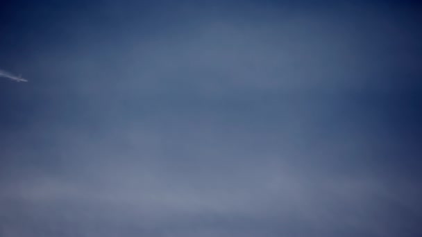 Samolot Wznoszący Się Niebie Pozostawiający Sobie Cienkie Białe Ślady Tworzący — Wideo stockowe