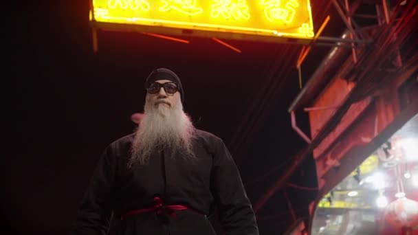 Мужчина Бородой Традиционном Кимоно Изящно Исследует Оживленные Городские Улицы Ночное — стоковое видео