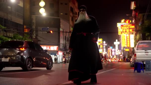 一个孤独的武士在夜晚穿过一个充满活力的霓虹灯照亮的城市风景 — 图库视频影像