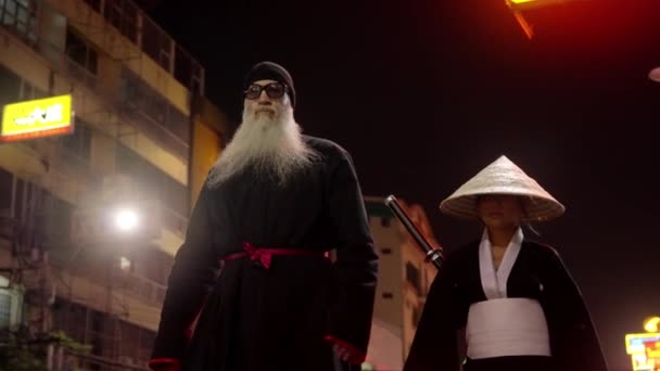 Мужчина Женщина Одетые Кимоно Спокойно Прогуливаются Городу Ночью — стоковое видео