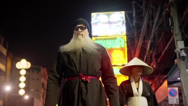 Bărbat Femeie Împodobite Kimonos Rafinat Rătăcesc Grațios Străzile Vibrante Ale — Videoclip de stoc