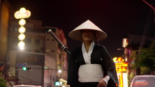 Eine Frau Mit Traditionellem Kegelförmigen Hut Und Kimono Zieht Der — Stockvideo