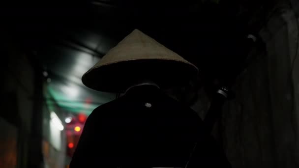 Osamělý Samuraj Viděný Zezadu Cílevědomě Kráčí Slabě Osvětlenou Uličkou — Stock video