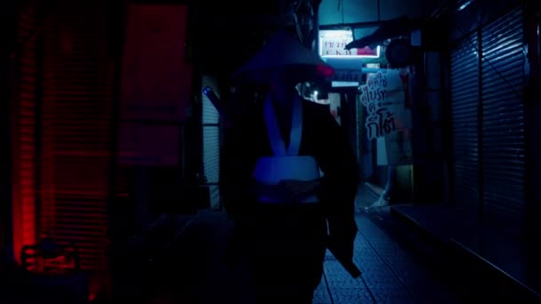 目立つ青い光の謎の輝きの中で 一人のサムライが影の路地を歩いている — ストック動画