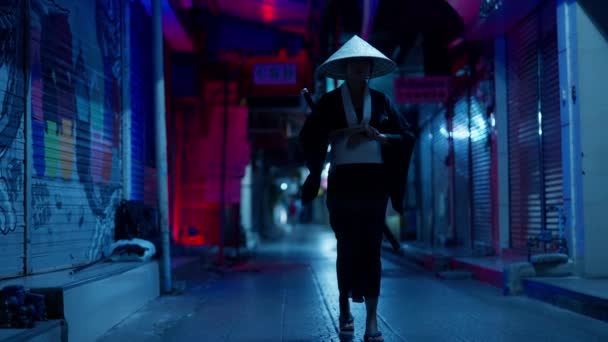 Divoká Samurajka Oblečená Tradičním Kimonu Katanou Sebevědomě Kráčí Městskou Uličkou — Stock video