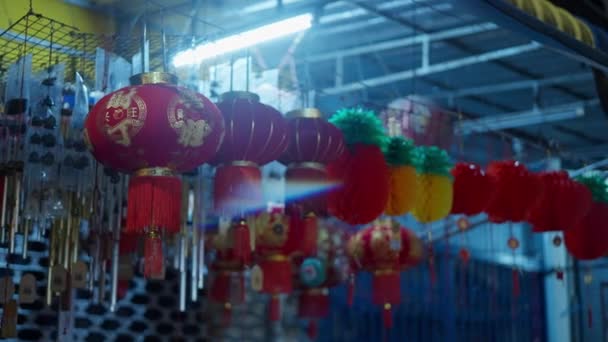 中国のランタンと風のチャイムを掛けることは 夜間に静かな屋外の雰囲気を生み出します — ストック動画