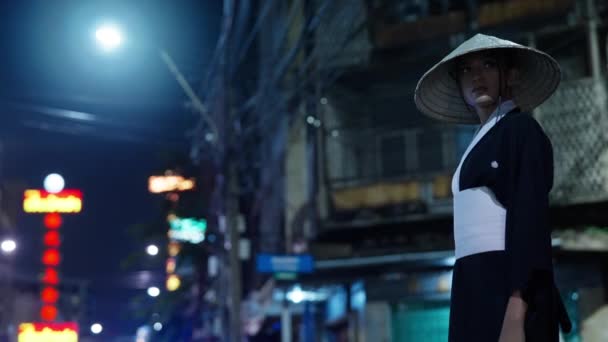 夜幕降临时 一位穿着传统和服的泰然自若的女士站在城中 — 图库视频影像
