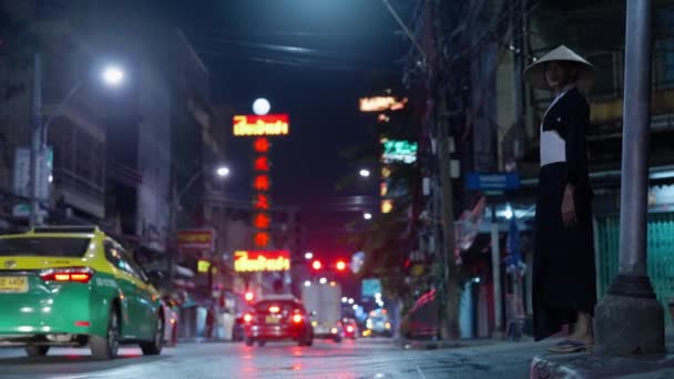 一个身穿黑色和服的女人 深夜时分优雅地站在繁华的街道中间 — 图库视频影像