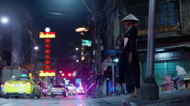 一位身穿传统和服 头戴锥形礼帽的妇女优雅地站在繁华的城市道路上 — 图库视频影像