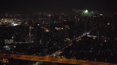 Bangkok 'un büyüleyici silüeti geceleri nefes kesen havai fişeklerle aydınlanıyor.