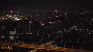 Bangkok 'un gece gökyüzü göz kamaştırıcı havai fişek gösterisinde canlı renklerden ve göz kamaştırıcı ışıklardan oluşan bir tuvale dönüşür.