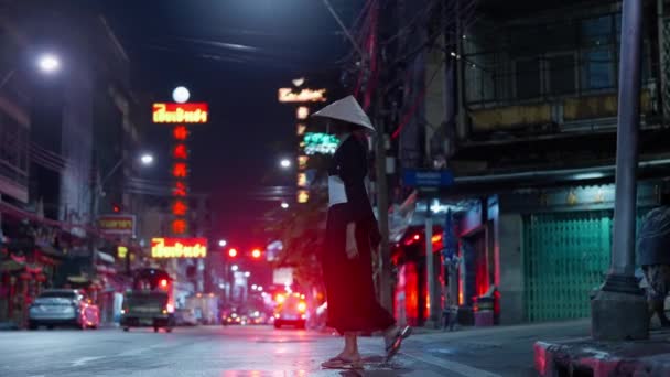 一位身穿优雅的黑色和服的女士 深夜穿过繁华的城市街道 — 图库视频影像