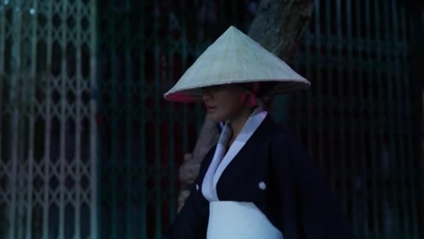 一位穿着传统和服 头戴锥形帽子的优雅女士自信地走在传统快门的背景下 — 图库视频影像