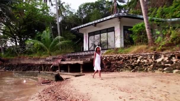 Kobieta Białej Sukience Spokojnie Spaceruje Pośród Tropikalnego Piękna Wyspy Chang — Wideo stockowe