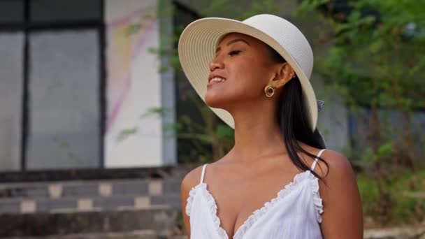 Una Dama Con Vestido Blanco Toca Sombrero Sol Mientras Está — Vídeos de Stock
