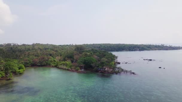 Flygbild Tropisk Hamn Thailand Där Grönskande Grönska Och Kristallklart Vatten — Stockvideo