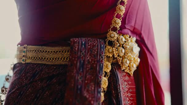 Uma Vista Perto Cinto Vestido Tailandês Tradicional Dourado Revela Artesanato — Vídeo de Stock