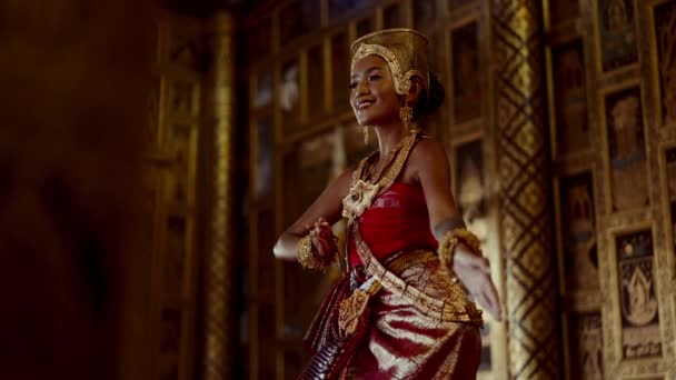 Витончена Жінка Одягнена Чат Тайський Виконує Традиційний Танець Всередині Прикрашеного — стокове відео