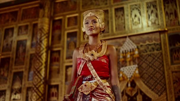 Kobieta Ubrana Tradycyjny Tajski Strój Wdziękiem Wykonuje Czczony Gest Wai — Wideo stockowe