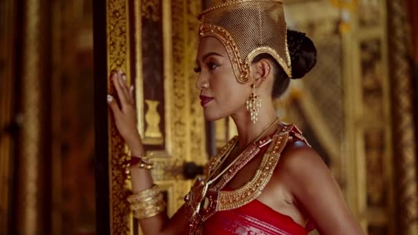 Egy Áll Templomban Egy Hagyományos Thai Ruhában Arany Fejdísszel Díszítve — Stock videók