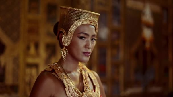 Une Femme Ornée Chut Thai Accessoires Exquis Tient Milieu Temple — Video