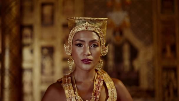 Kvinna Utsmyckad Guldaccessoarer Står Den Heliga Omfamningen Ett Thailändskt Tempel — Stockvideo