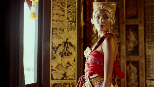 Eine Frau Mit Goldenem Kopfschmuck Steht Einem Komplizierten Thailändischen Tempel — Stockvideo