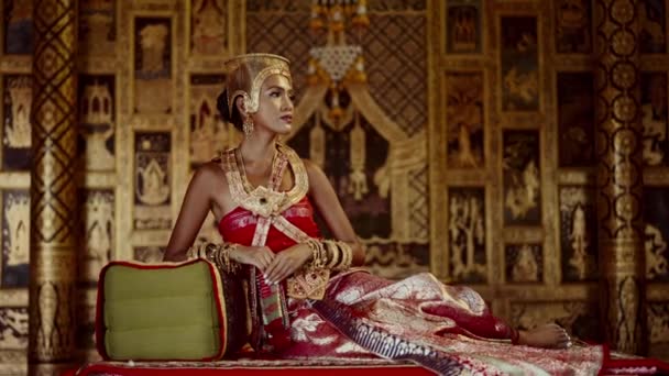 Wśród Spokojnej Atmosfery Tajskiej Świątyni Pełna Wdzięku Kobieta Tradycyjnym Tajlandzkim — Wideo stockowe