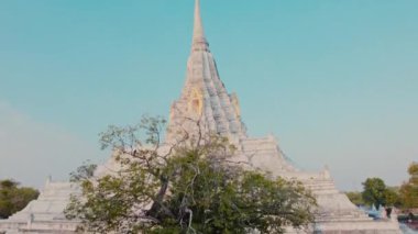 Ayutthaya, Tayland 'da altın çadırı ve kuleleri olan önemli bir Budist tapınağı.