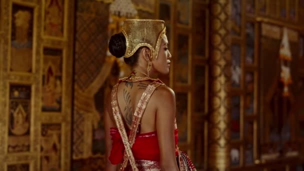 Жінка Витончено Досліджує Історичний Тайський Храм Прикрашений Традиційним Тайським Вбранням — стокове відео