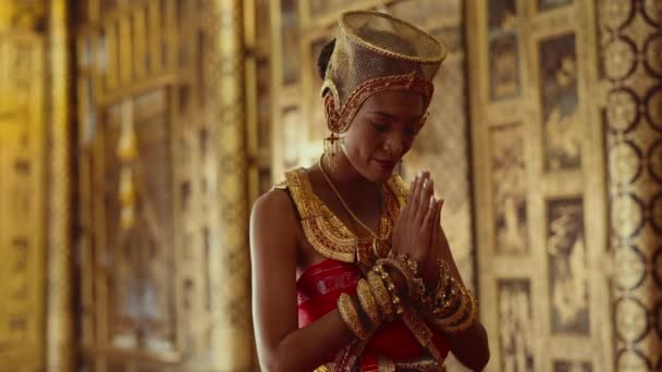 Μια Γυναίκα Φοράει Ένα Παραδοσιακό Ταϊλανδέζικο Φόρεμα Και Χρυσή Κόμμωση — Αρχείο Βίντεο