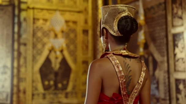 Uma Mulher Adornada Chut Thai Traje Tradicional Tailandês Explora Templo — Vídeo de Stock