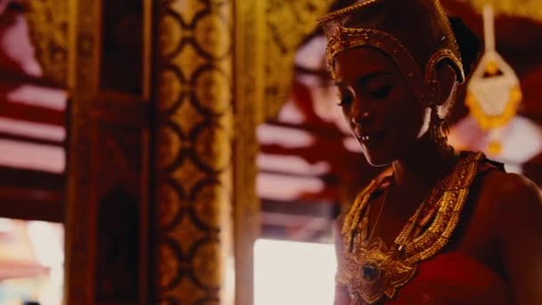Kvinna Klädd Traditionell Thailändsk Klädsel Och Prydd Med Intrikata Guldsmycken — Stockvideo