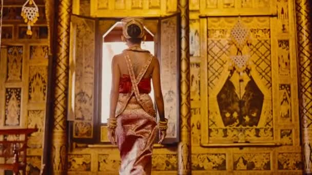 Žena Chut Thai Tradiční Thajské Šaty Kráčí Ozdobnému Oknu Thajského — Stock video