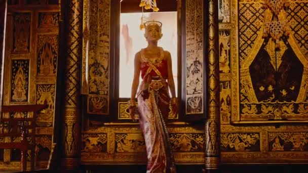 Kobieta Tradycyjnej Tajskiej Sukience Odwraca Się Spaceruje Aby Modlić Się — Wideo stockowe
