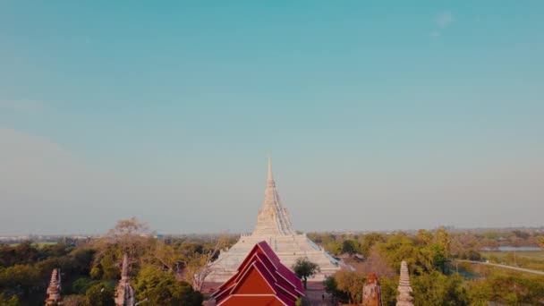 Wat Phukhao Tangası Berrak Mavi Bir Gökyüzünün Tuvaline Karşı Dimdik — Stok video