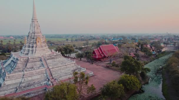 Dron Retroceso Capturando Majestuoso Tanga Wat Phukhao Rodeado Exuberante Vegetación — Vídeo de stock