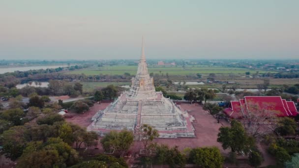 Arco Barrido Muestra Las Imponentes Agujas Doradas Del Templo Intrincada — Vídeos de Stock