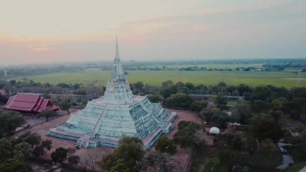 カメラは輝く緑に囲まれたダイナミックな角度から寺院の壮大さを捉え 広々としたアークで優雅に動きます — ストック動画